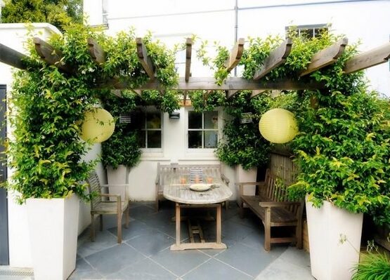 DIY-Balcony-privacy-protection-ideas-wood-pergola-balcony-planters