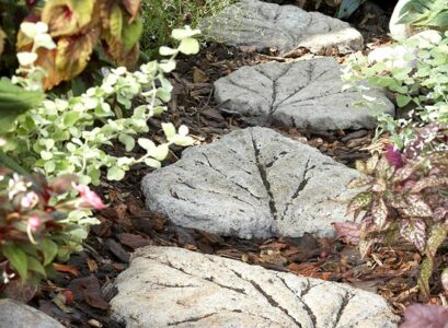 DIY-garden-decoration-Garden-Path-stepping-stones-leaf-shape