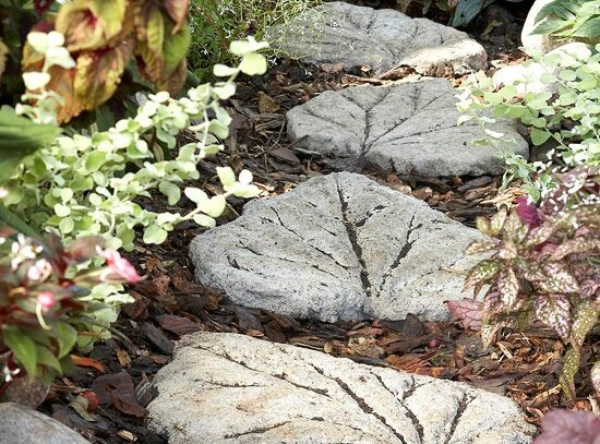 DIY-garden-decoration-Garden-Path-stepping-stones-leaf-shape