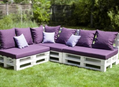 DIY-outdoor-pallet-furniture-ideas-backyard-patio-furniture-white-sofa-purple-cushion