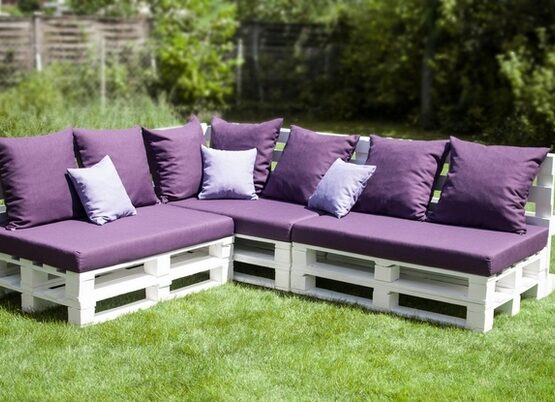 DIY-outdoor-pallet-furniture-ideas-backyard-patio-furniture-white-sofa-purple-cushion