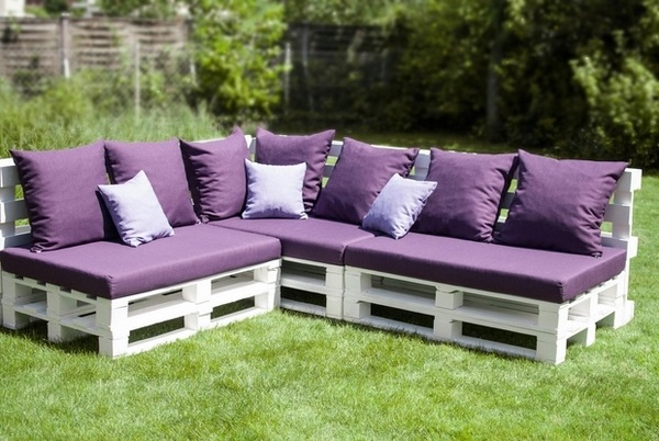 DIY Wooden Pallets Furniture Ideas For Home And Garden   DIY Outdoor Pallet Furniture Ideas Backyard Patio Furniture White Sofa Purple Cushion 