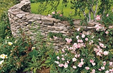 Drywall-stones-lush-garden