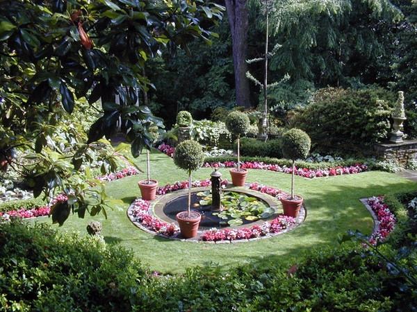 English-garden-pictures-little-pond-boxwood-ball-pots