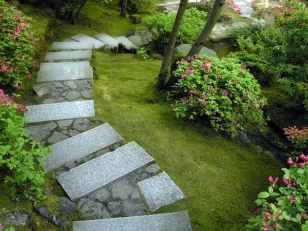 Japanese garden walkway idea stone slabs blocks
