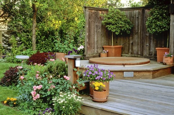 Privacy wooden fence pergola hot-tub-design-idea