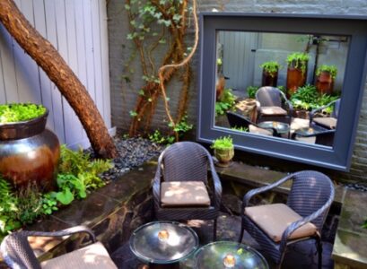Small-garden-design-visual-enlargement-mirror-rattan-furniture