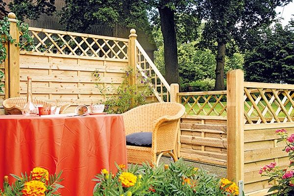Solid wood screening fence garden design ideas