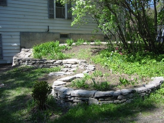 Support wall in garden retaining wall