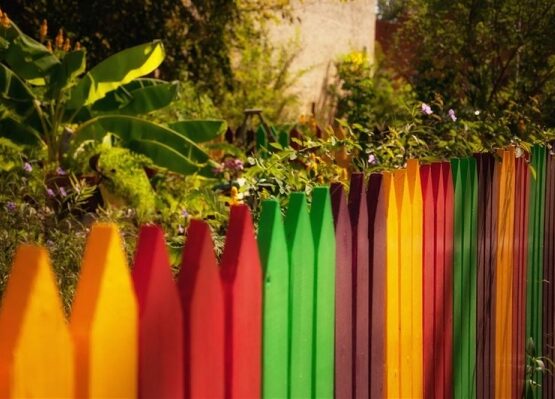 Wooden-fence-Garden-design-ideas