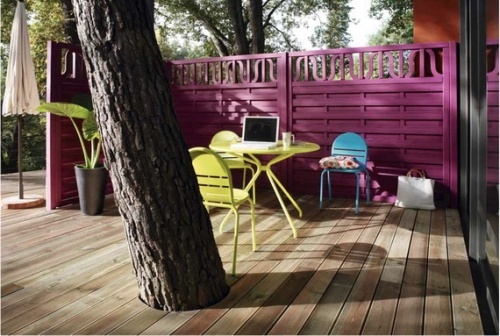 balcony-decoration-wooden-deck-purple-fence