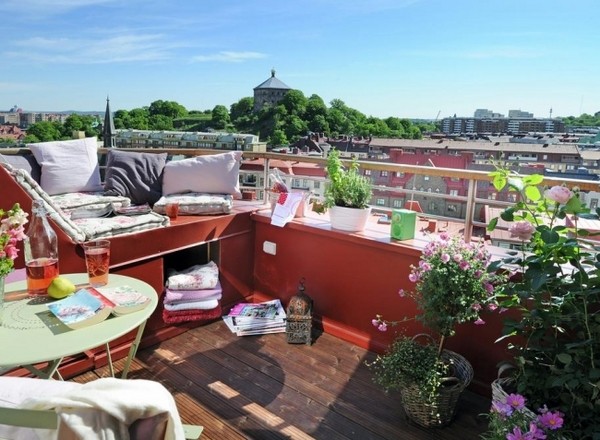 balcony-seat-cushion-built-in-bench-on-railing-idea