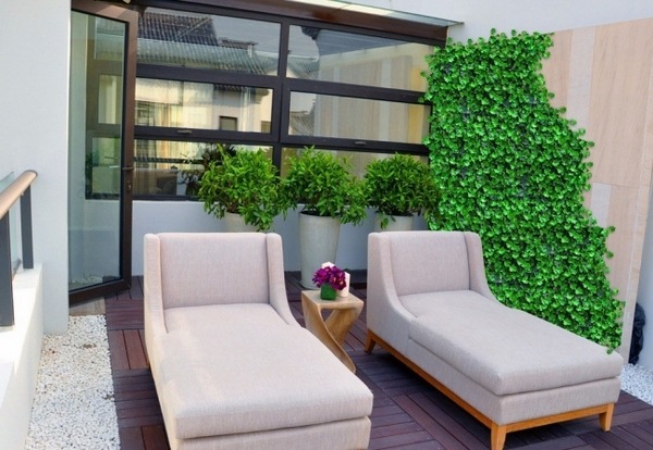 balcony wooden floor tiles ivy privacy protection 