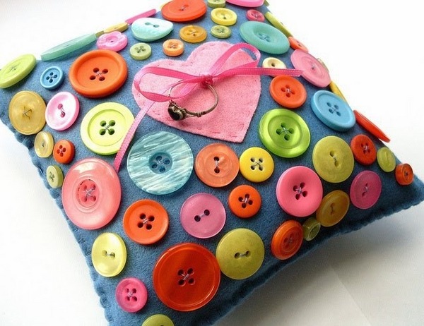 cool button crafts ideas decorative pillow DIY sofa pillows