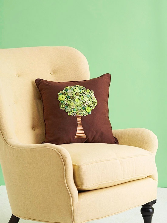 decorative pillows buttons green tree DIY ideas
