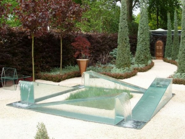 futuristic-minimalist-garden-fountain-glass