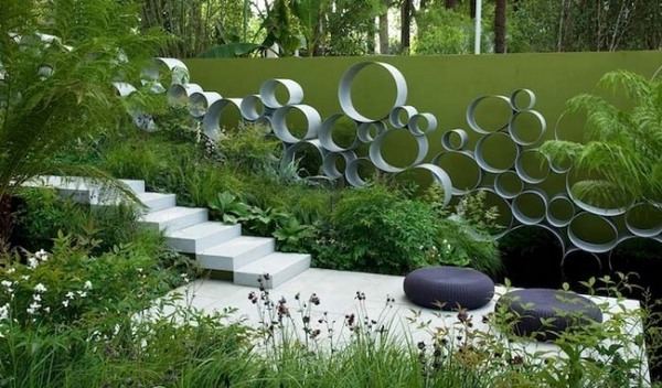 garden design pictures fence cut pipes lush planting