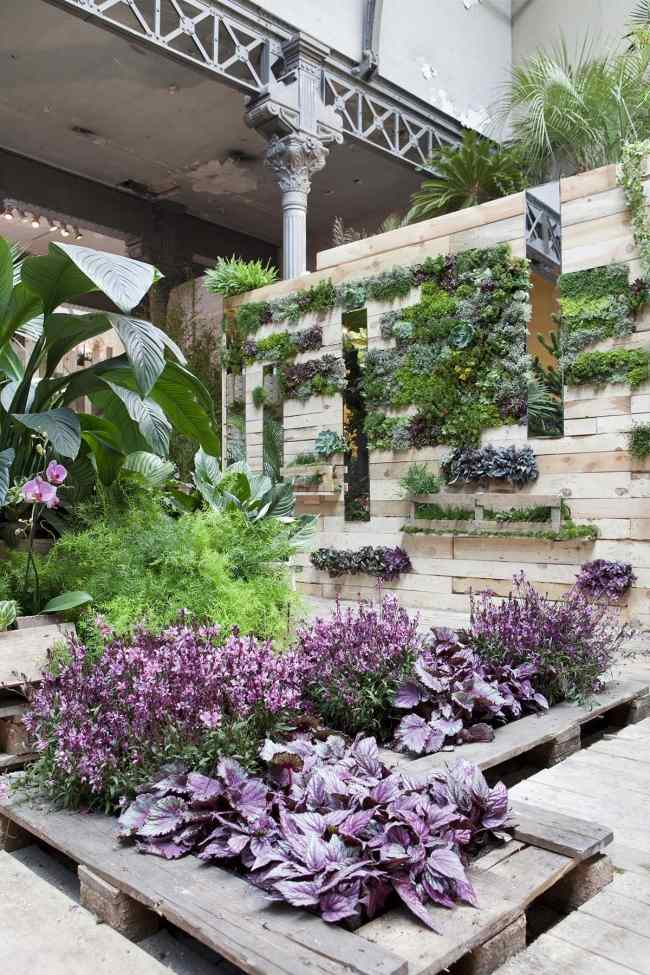 garden furniture ideas vertical planters 