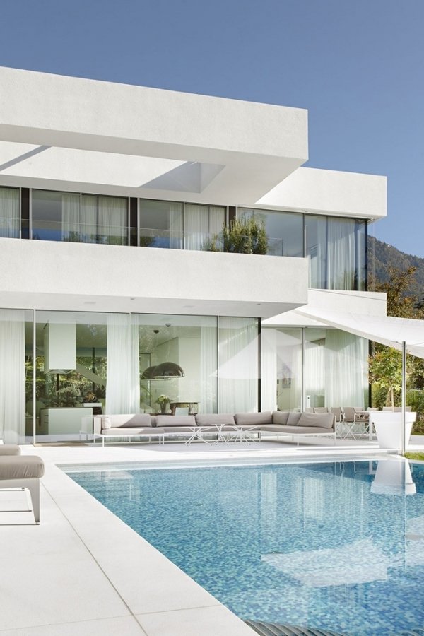 modern-house-white-facade-pool-terrace-glass-walls