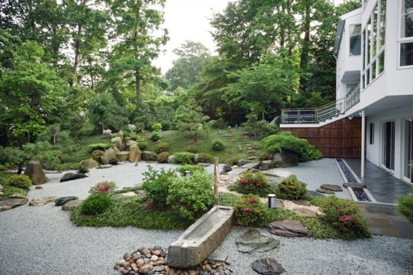 modern landscaping decorative stones Japanese style