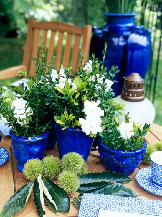outdoor table decoration ideas blue flower pots