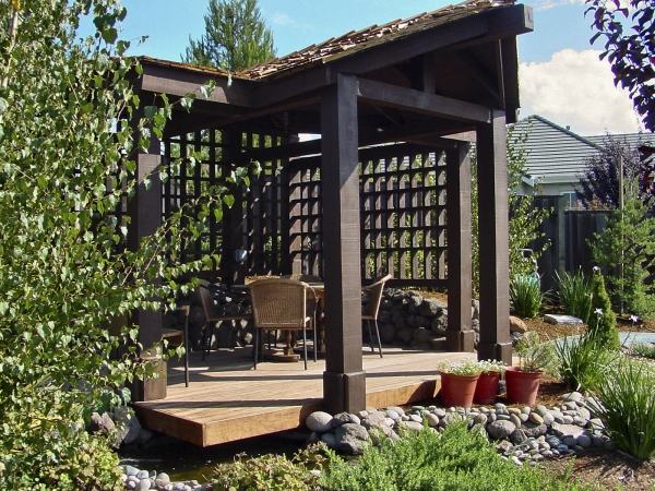privacy-protection-in-the-garden-pergola-wooden-wall-grid