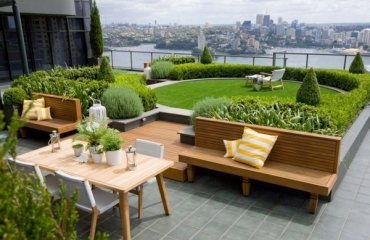 roof-terrace-design-lawn-boxwood-hedges-wooden-furniture