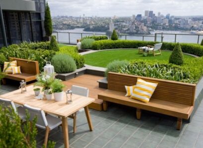 roof-terrace-design-lawn-boxwood-hedges-wooden-furniture
