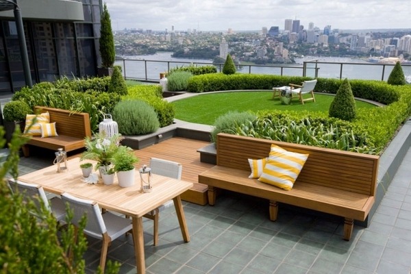 roof terrace design lawn boxwood hedges wooden furniture