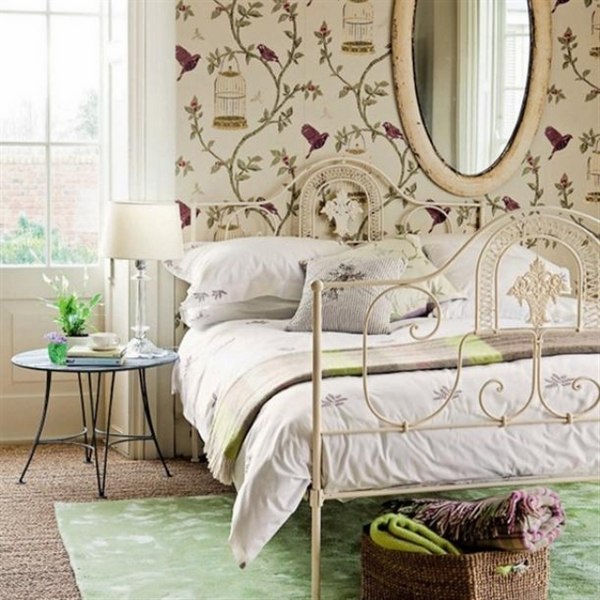 vintage-bedroom-design-green-beige-floral-wallpaper