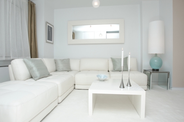 white living room silver accessoires