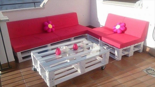 white pallet sofa red cushion coffee table glass top 