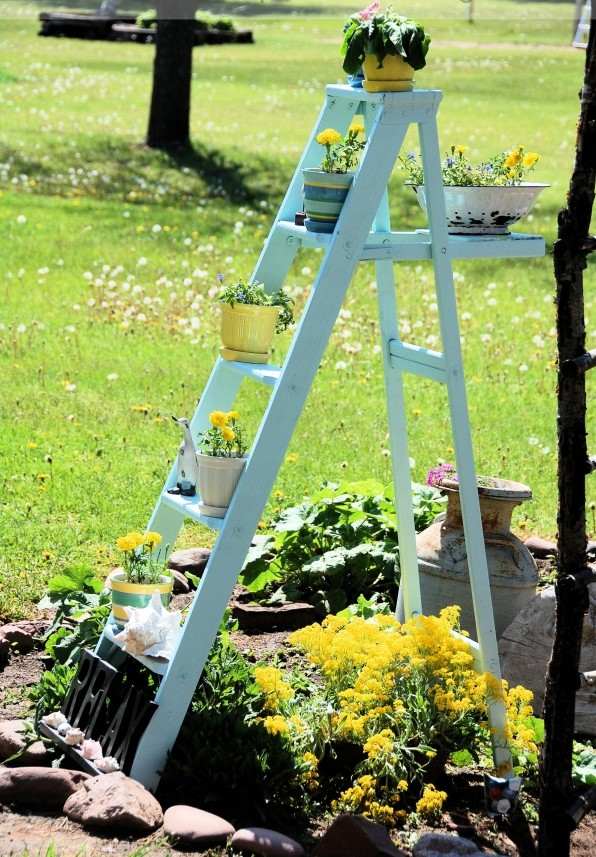 DIY-Flower-stand-garden-decoration-wire-blue-paint