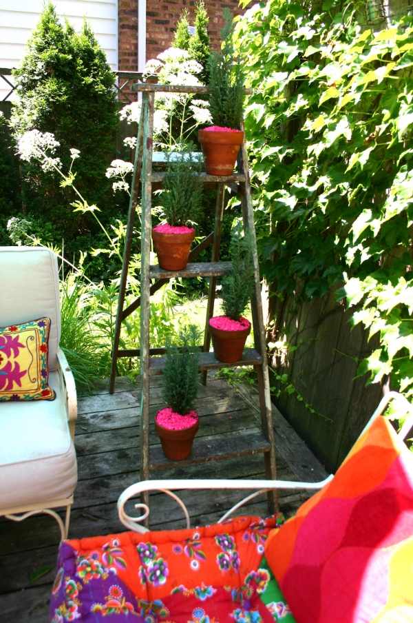 DIY-Flower-pots-old-wooden-ladder-decorating-ideas-red