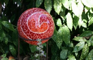 DIY-garden-decorations-bowling-ball-mosaic-pattern
