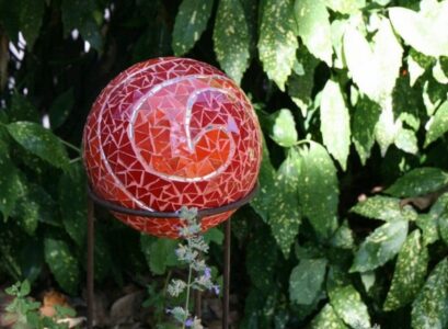 DIY-garden-decorations-bowling-ball-mosaic-pattern