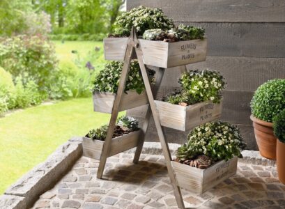 DIY-wooden-ladder-flower-stand-small-patio-decorating-ideas