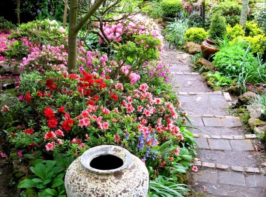 Flooring-garden-design-ceramic-vessel-flowers