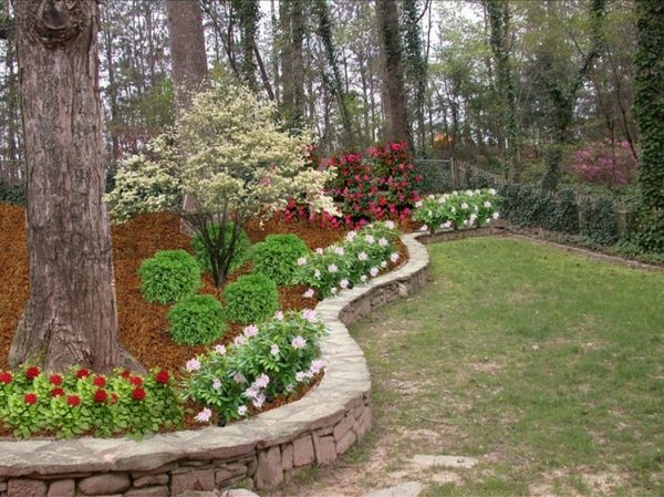 Flowerbeds lawn separate stone edge DIY ideas