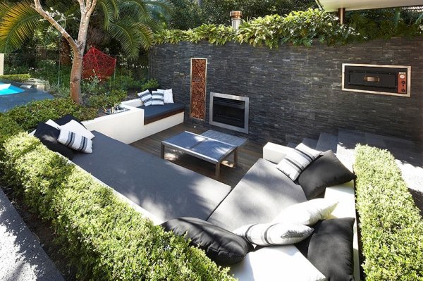 Garden lounge design ideas built in hedges wall privacy