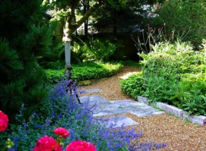 Garden-path-design-gravel-concrete-blocks