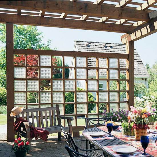 Garden privacy ideas wooden construction glass tiles 