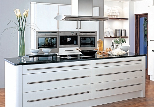 Kitchen-renovation-ideas-long steel cabinet handles
