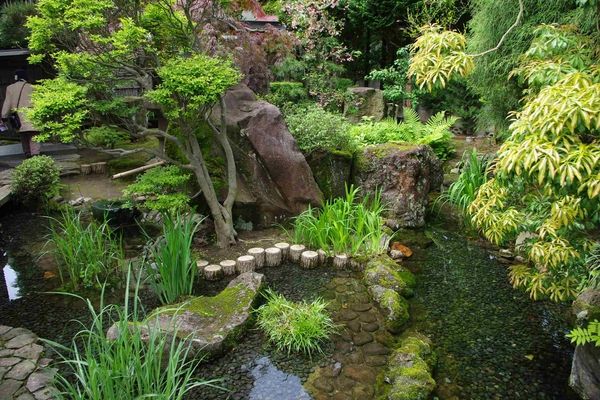 Peaceful-Japanese-garden-design-koi-pond-stones