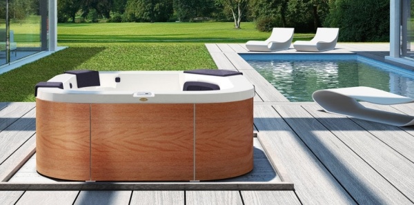 Portable-hot-tub-for-outdoor-pool-area-deck-chairs