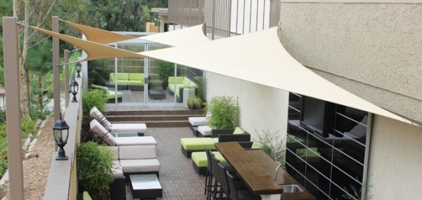 Roll-up-patio-awning-white-fabric