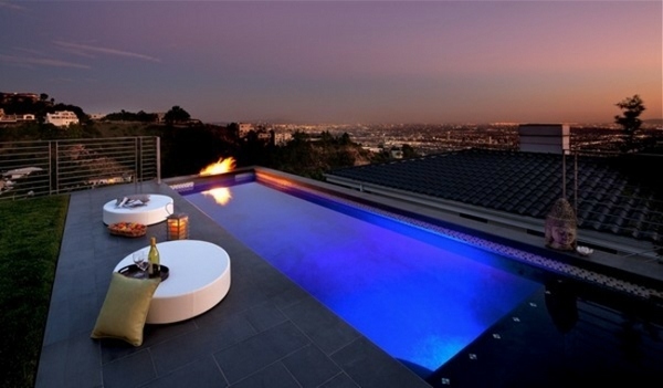 Rooftop-pool-beautiful-view-city 