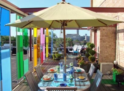 Summer-balcony-decorating-ideas-parasol-and-colorful-screens