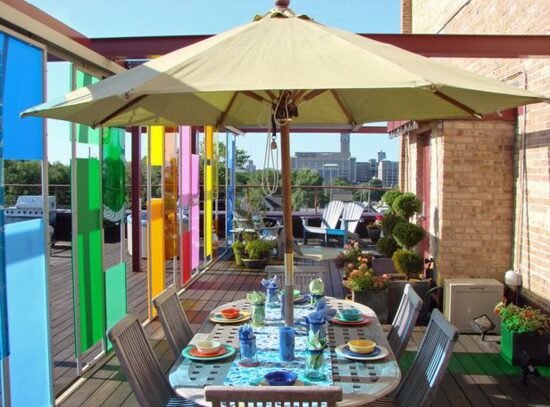 Summer-balcony-decorating-ideas-parasol-and-colorful-screens