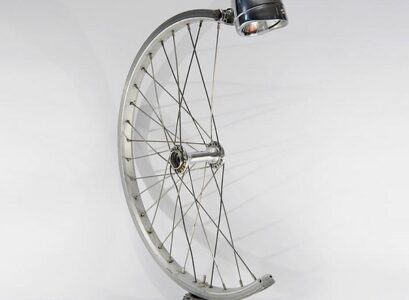 Upcycling-ideas-with-bicycle-parts-desk-lamp-industrial-look